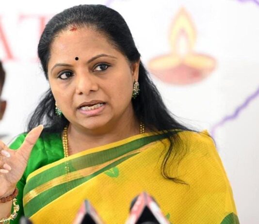 பிஆர்எஸ் கட்சியிலிருந்து மேலவை உறுப்பினர் கவிதா சஸ்பெண்ட்: மகள் மீது கே.சந்திரசேகர ராவ் ஒழுங்கு நடவடிக்கை