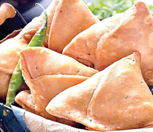 சமோசா வாங்கி வராத கணவரை குடும்பத்தினருடன் சேர்ந்து தாக்கிய மனைவி மீது வழக்கு