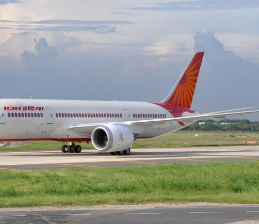 விமானத்தில் திடீர் கோளாறு: 200 ஏர் இந்தியா பயணிகள் 6 மணி நேரம் பரிதவிப்பு