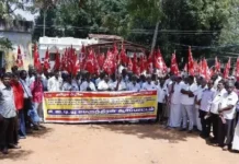 குமரி: தொழிலாளர் உதவி ஆணையர் அலுவலகம் முன்பு ஆர்ப்பாட்டம்