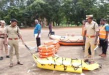 நாகர்கோவில்: வெள்ள மீட்பு  உபகரணங்களை பார்வையிட்ட எஸ் பி