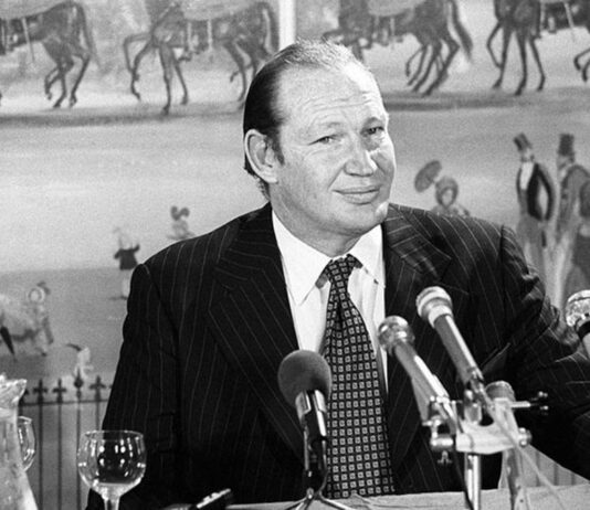 ஒருநாள், டி20 கிரிக்கெட்டில் வண்ண சீருடை: மாற்றத்துக்கு காரணமான கெர்ரி பேக்கர்