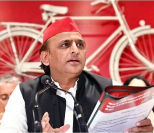 அகிலேஷ் யாதவின் பேஸ்புக் பக்கம் முடக்கம்: 80 லட்சம் பேர் தொடரும் சமாஜ்வாதியின் முக்கிய ஊடகம்!