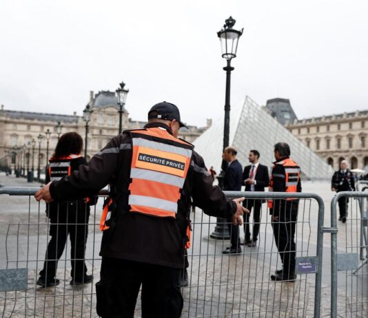 லூவ்ரே அருங்காட்சியக கொள்ளை வழக்கில் 2 சந்தேக நபர்கள் கைது