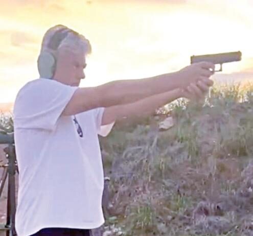 துப்பாக்கி சுடும் பயிற்சியில் ஈடுபட்ட நடிகர் அஜீத்குமார்