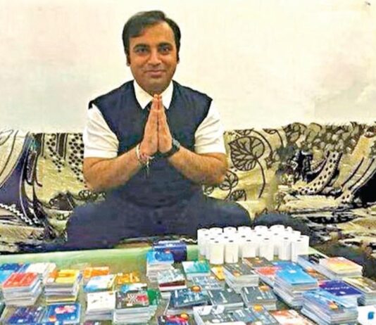 1,638 கடன் அட்டைகளுடன் கின்னஸ் சாதனை படைத்த இந்தியர்