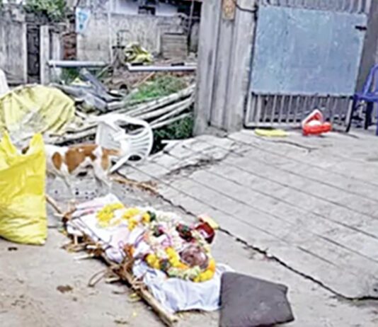 ஆந்திராவில் சொத்து பிரச்சினை காரணமாக தந்தையின் உடலை 3 நாட்களாக அடக்கம் செய்ய விடாமல் தடுக்கும் மகன்