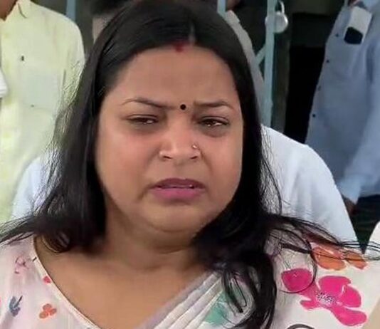 வேட்பு மனு நிராகரிப்பால் ஆர்ஜேடி வேட்பாளர் கண்ணீர்