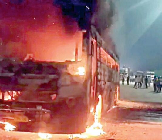 நெடுஞ்சாலையில் தீப்பற்றி சாம்பலான பேருந்து: ஆக்ரா அருகே 70 பயணிகள் உயிர்த் தப்பினர்