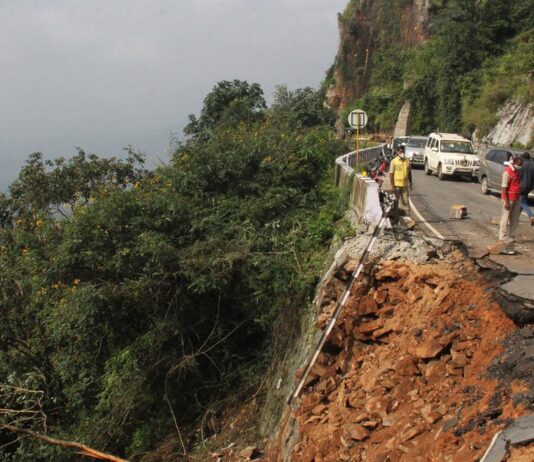 திருமலையில் மழை வாகன ஓட்டிகள் அவதி
