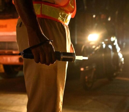 குடிபோதையில் வாகனம் ஓட்டியவருக்கு நூதன தண்டனை: 1,000 துண்டுப் பிரசுரம் வழங்க உத்தரவு