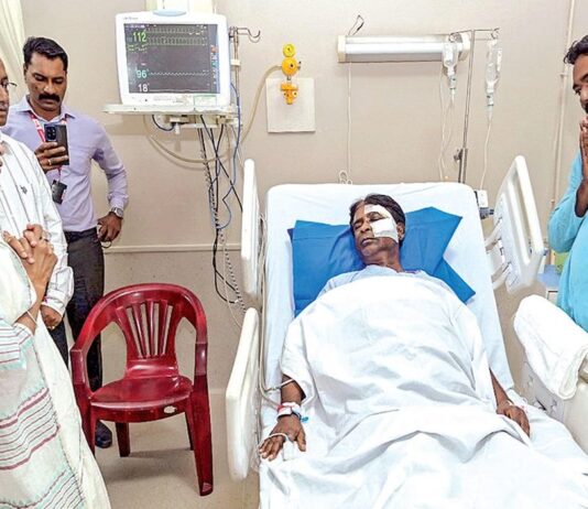 வெள்ள பாதிப்பை பார்வையிட்டபோது தாக்குதல்: காயமடைந்த பாஜக எம்.பி.யிடம் நலம் விசாரித்தார் மம்தா