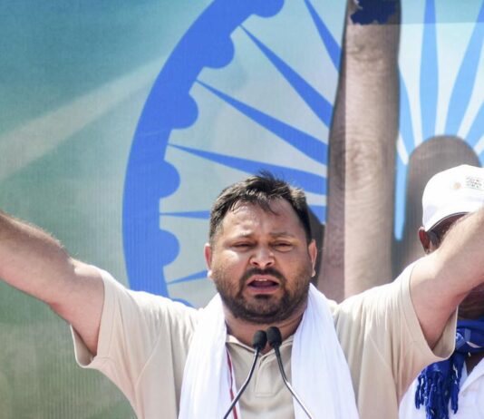 அனைத்து குடும்பங்களுக்கும் அரசு வேலை: பிஹாரில் தேஜஸ்வி யாதவ் வாக்குறுதி