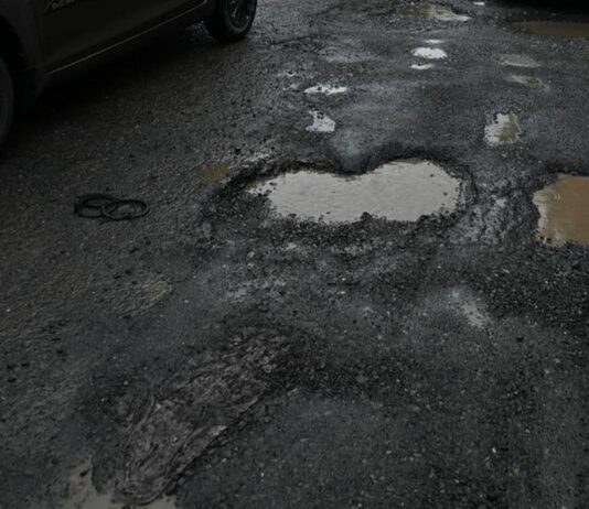 மகாராஷ்டிர சாலை பள்ளத்தில் உயிரிழந்தால் ரூ. 6 லட்சம் இழப்பீடு