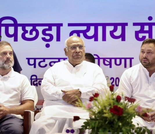 பிஹார் சட்டப்பேரவைத் தேர்தலில் இண்டியா கூட்டணி வேட்பாளர்கள் 11 தொகுதிகளில் எதிரெதிர் போட்டி