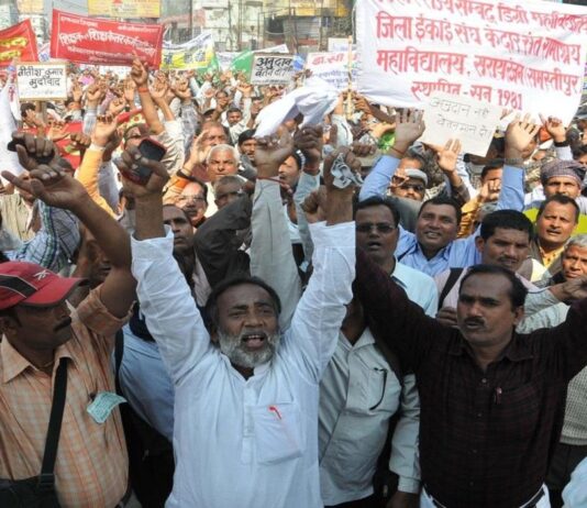 பிஹாரில் 50 அதிருப்தி வேட்பாளர் போட்டி: இரு கூட்டணி கட்சிகளின் வெற்றிக்கு சவால்