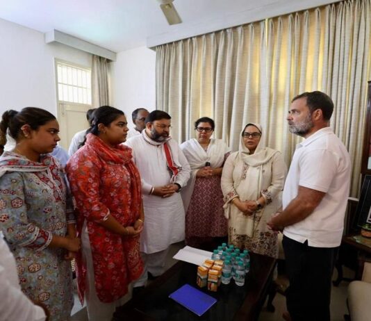 ஐபிஎஸ் அதிகாரி பூரண் குமார் குடும்பத்தினருக்கு ராகுல் ஆறுதல்
