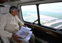 ஆந்திராவை புரட்டிப் போட்ட மோந்தா புயல்: ஹெலிகாப்டரில் ஆய்வு செய்த முதல்வர் சந்திரபாபு நாயுடு