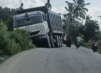 இறச்சகுளத்தில் விபத்துக்குள்ளான டாரஸ் லாரி