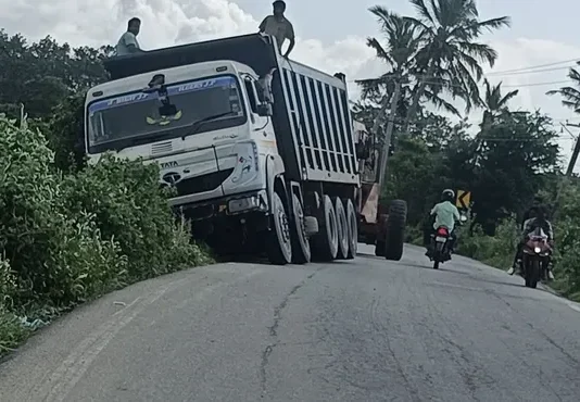 இறச்சகுளத்தில் விபத்துக்குள்ளான டாரஸ் லாரி