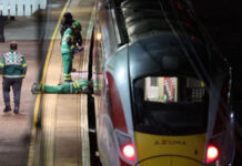 லண்டனில் ஓடும் ரயிலில் கத்திக்குத்து; 10 பேர் காயம் – இருவர் கைது