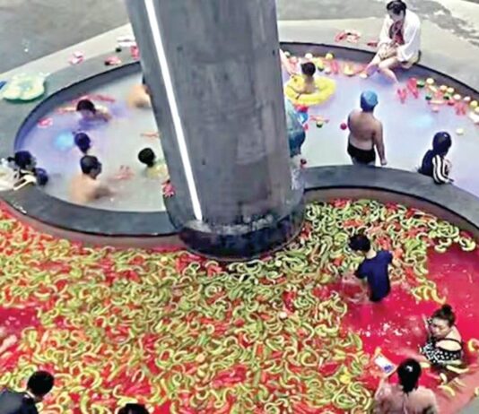 சீனாவில் பிரபலமாகி வரும் ‘ஹாட்பாட்’ குளியல்