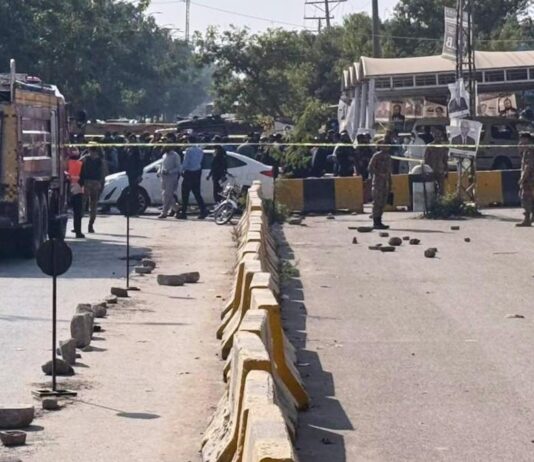 பாகிஸ்தானில் நீதிமன்றத்துக்கு வெளியே குண்டுவெடிப்பு – 12 பேர் உயிரிழப்பு