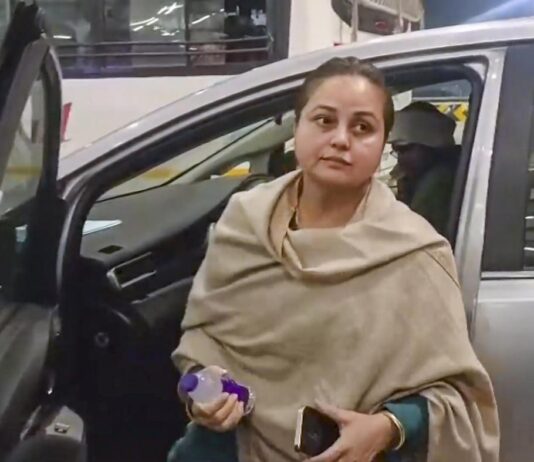 போலி அனுதாபம் வேண்டாம்: தேஜஸ்வி மீது ரோகிணி சாடல்