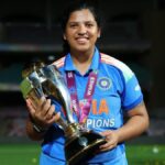 மேற்கு வங்க கிரிக்கெட் சங்கம் சார்பில் இந்திய கிரிக்கெட் வீராங்கனை ரிச்சா கோஷுக்கு தங்க மட்டை, பந்து