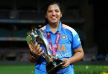 மேற்கு வங்க கிரிக்கெட் சங்கம் சார்பில் இந்திய கிரிக்கெட் வீராங்கனை ரிச்சா கோஷுக்கு தங்க மட்டை, பந்து