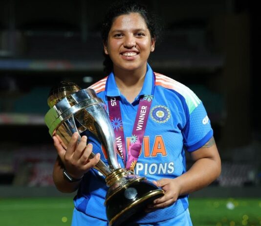 மேற்கு வங்க கிரிக்கெட் சங்கம் சார்பில் இந்திய கிரிக்கெட் வீராங்கனை ரிச்சா கோஷுக்கு தங்க மட்டை, பந்து