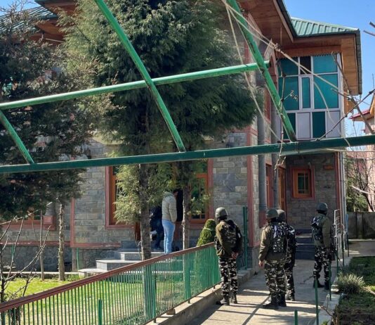 ஜம்மு காஷ்மீரில் 8 இடங்களில் திடீர் சோதனை