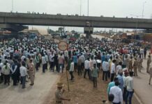 கரும்பு விவசாயிகள் போராட்டத்தில் அமைச்சரின் கார் மீது காலணி வீசியதால் பரபரப்பு