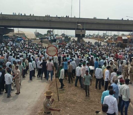 கரும்பு விவசாயிகள் போராட்டத்தில் அமைச்சரின் கார் மீது காலணி வீசியதால் பரபரப்பு