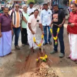 திங்கள்சந்தை: சாலைக்கு மாலை அணிவித்து அஞ்சலி