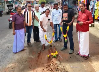 திங்கள்சந்தை: சாலைக்கு மாலை அணிவித்து அஞ்சலி