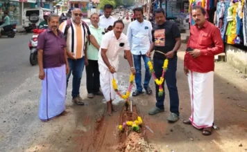 திங்கள்சந்தை: சாலைக்கு மாலை அணிவித்து அஞ்சலி