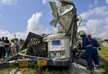 ஹைதராபாத் அருகே பயங்கர சாலை விபத்து: அரசு பேருந்து மீது டிப்பர் லாரி மோதியதில் 21 பேர் உயிரிழப்பு