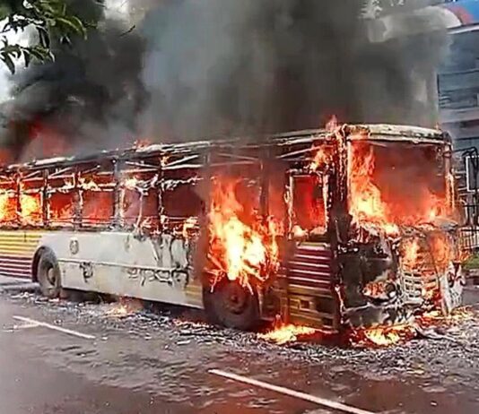 ஆந்திராவில் மீண்டும் பேருந்தில் தீ விபத்து: ஓட்டுனர், நடத்துனர் உட்பட 7 பேர் உயிர் தப்பினர்