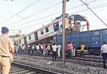 சரக்கு ரயில் மீது பயணிகள் ரயில் மோதல்: 8 பேர் உயிரிழப்பு