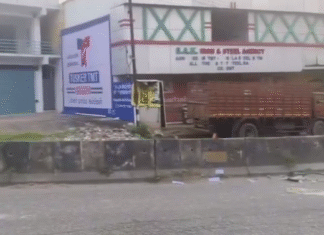 வெள்ளிகோடு: சாலை தடுப்புச் சுவரில் மோதிய கனரக லாரி