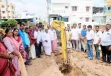 மீனாட்சி கார்டன் பகுதியில் கழிவு நீர் ஓடை அமைக்கும் பணி.