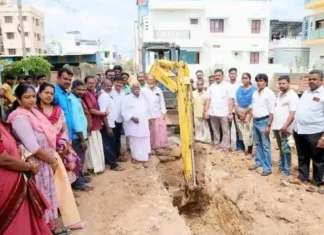 மீனாட்சி கார்டன் பகுதியில் கழிவு நீர் ஓடை அமைக்கும் பணி.
