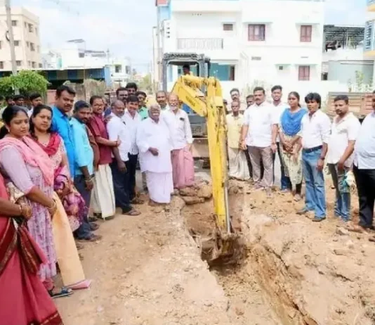 மீனாட்சி கார்டன் பகுதியில் கழிவு நீர் ஓடை அமைக்கும் பணி.