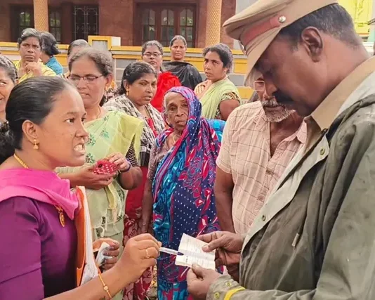 குளச்சல்: சீட்டு மோசடி செய்தவரின் வீட்டை பூட்டிய பொதுமக்கள்