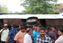 கொல்லங்கோடு: திருமண வேன் கவிழ்ந்து 18 பேர் காயம்