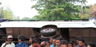 கொல்லங்கோடு: திருமண வேன் கவிழ்ந்து 18 பேர் காயம்