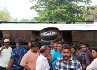 கொல்லங்கோடு: திருமண வேன் கவிழ்ந்து 18 பேர் காயம்