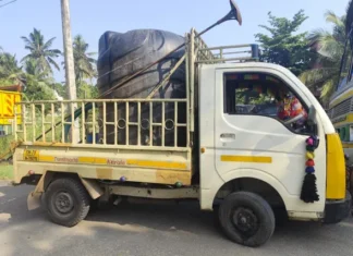 திருவட்டார்: சாலைகளை சீரமைக்க கேட்டு மார்க்சிஸ்ட் மறியல்