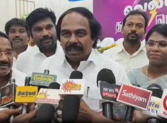 மக்களை மகிழ்விக்கும் கடமையை முதல்வர் செய்கிறார் -அமைச்சர்.